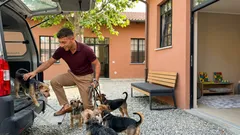 Ha lasciato riunioni e aerei per un asilo per cani a Torino: la storia del Bau Bus